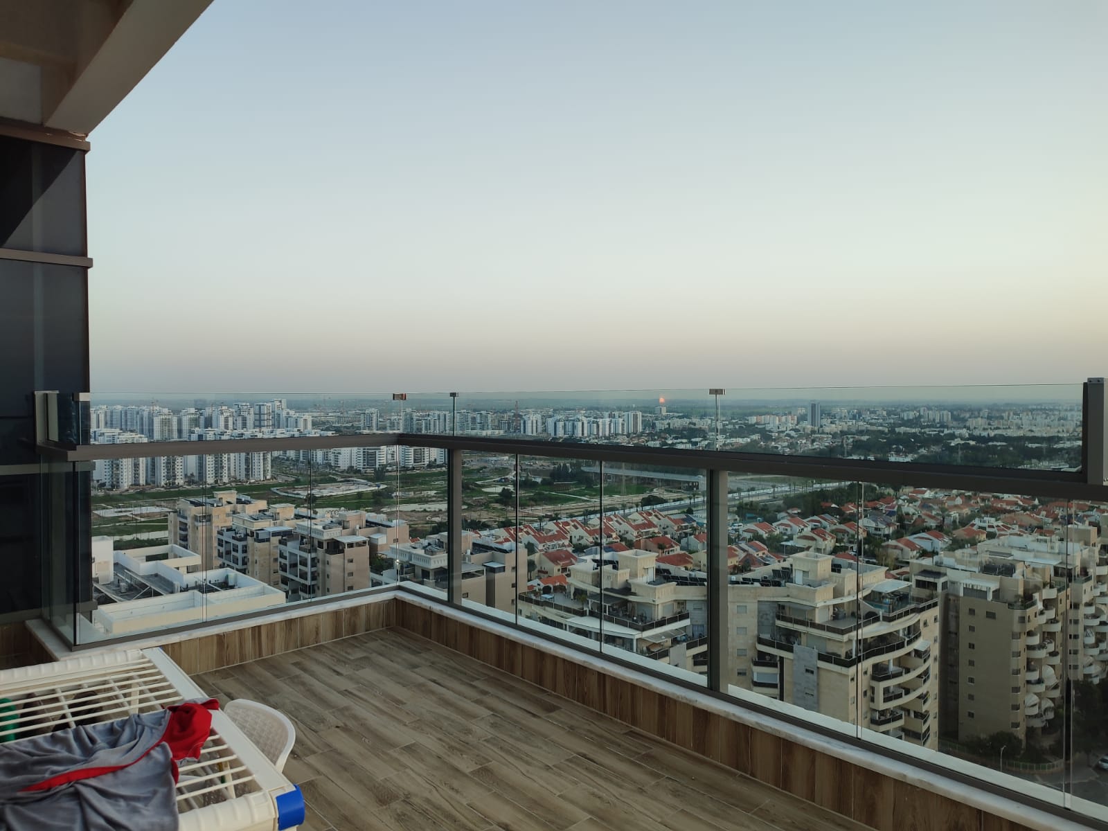מעקה זכוכית מוגבה במרפסת עירונית